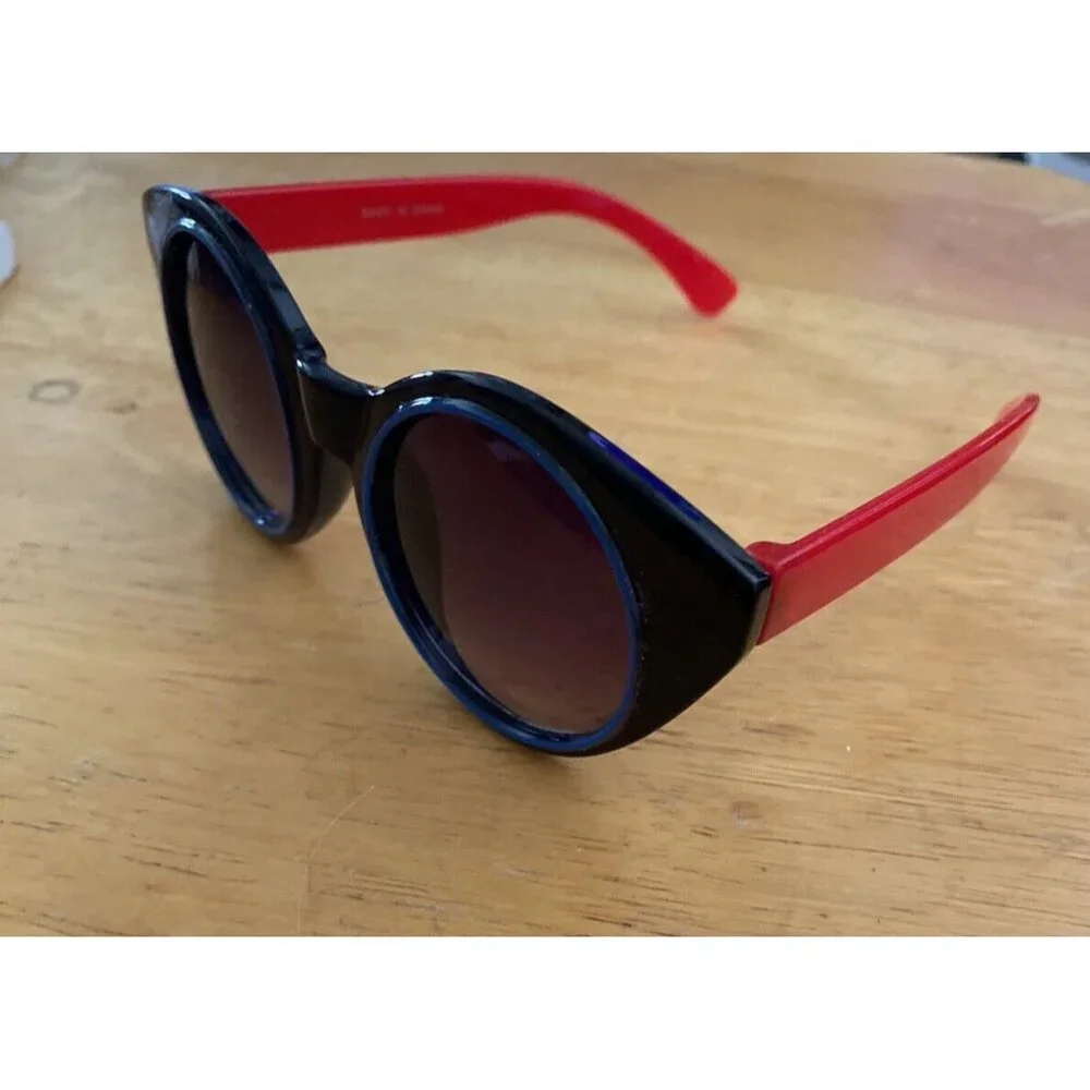 Unbranded stylish polaroid